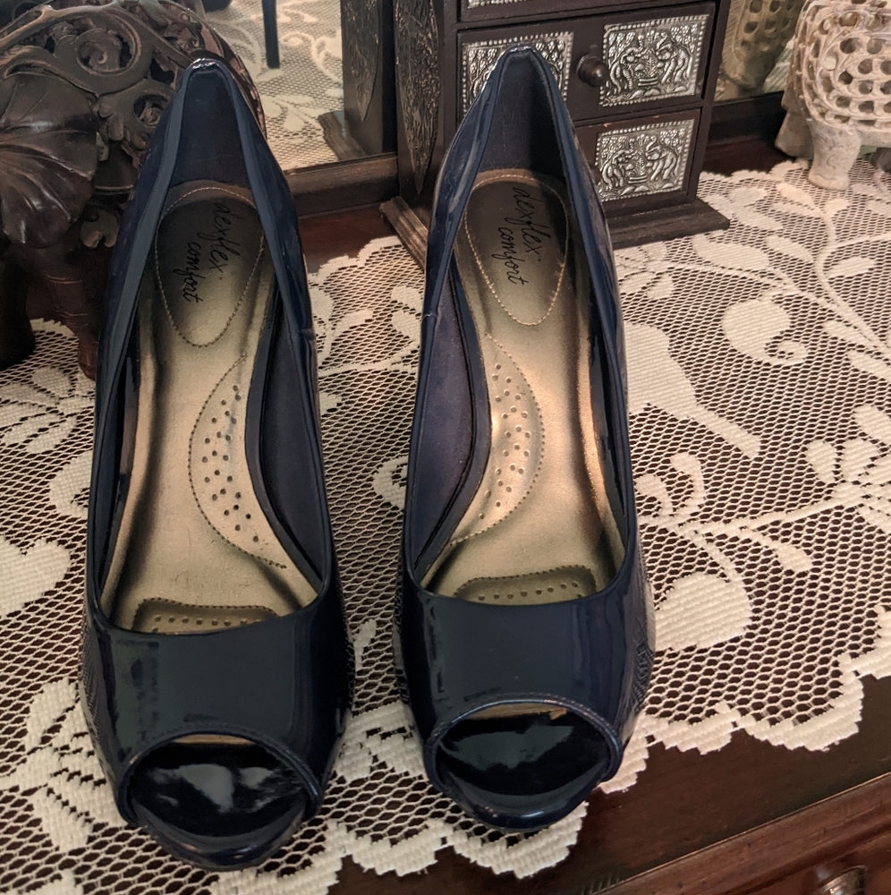 Navy heals with open toe, size 9.5
